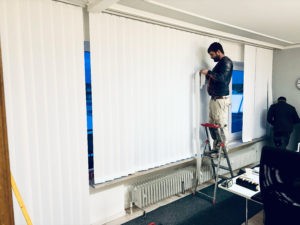 ELMORA Bau GmbH realisiert stilvolle Lamellenvorhang-Montage in Bornheim ...