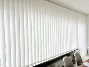 ELMORA Bau GmbH realisiert stilvolle Lamellenvorhang-Montage in Bornheim ...